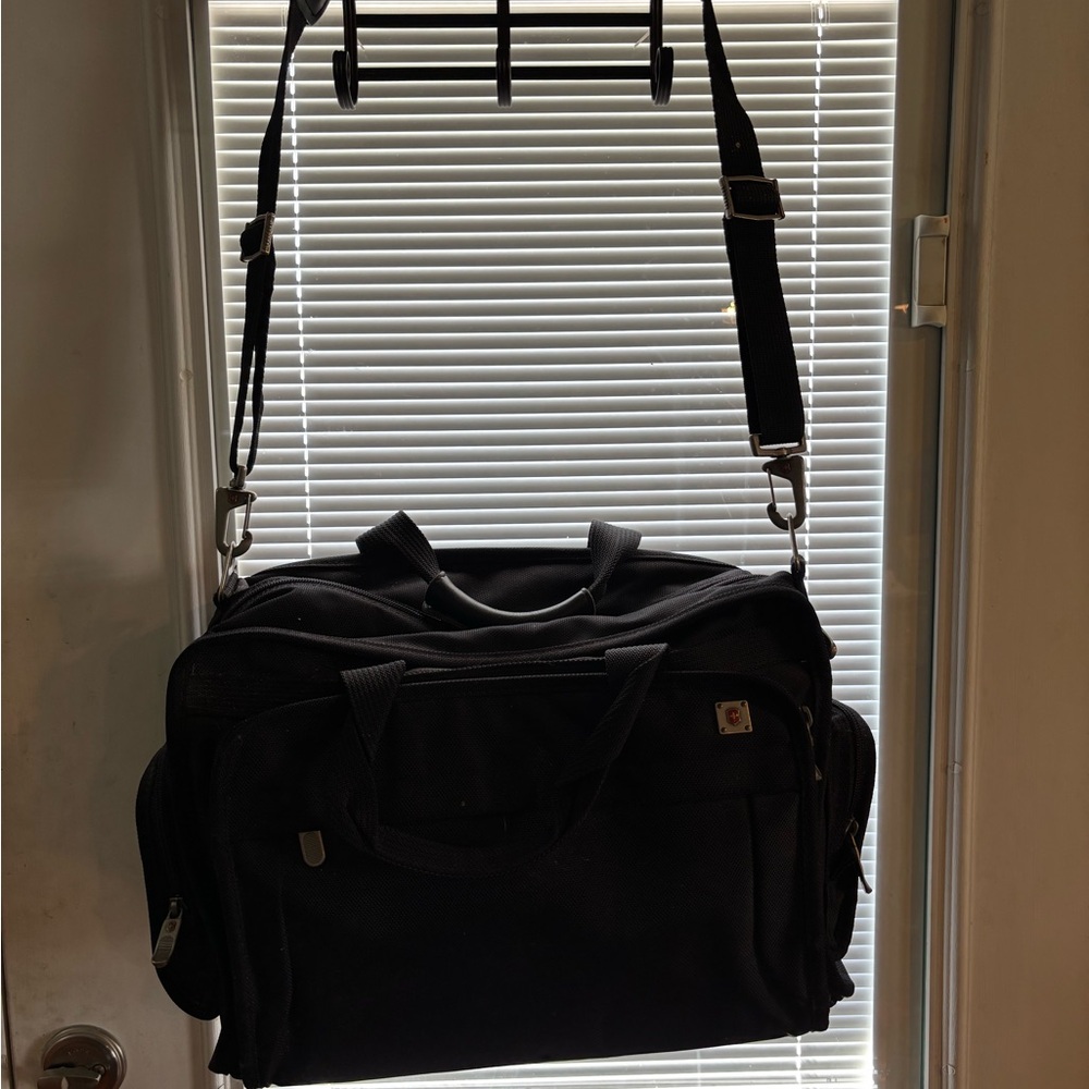 Victorinox Swiss Army Deluxe Tote - Duffle Bag- Carry On Very Nice